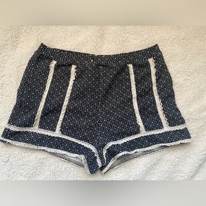 Lace black and white cloth shorts